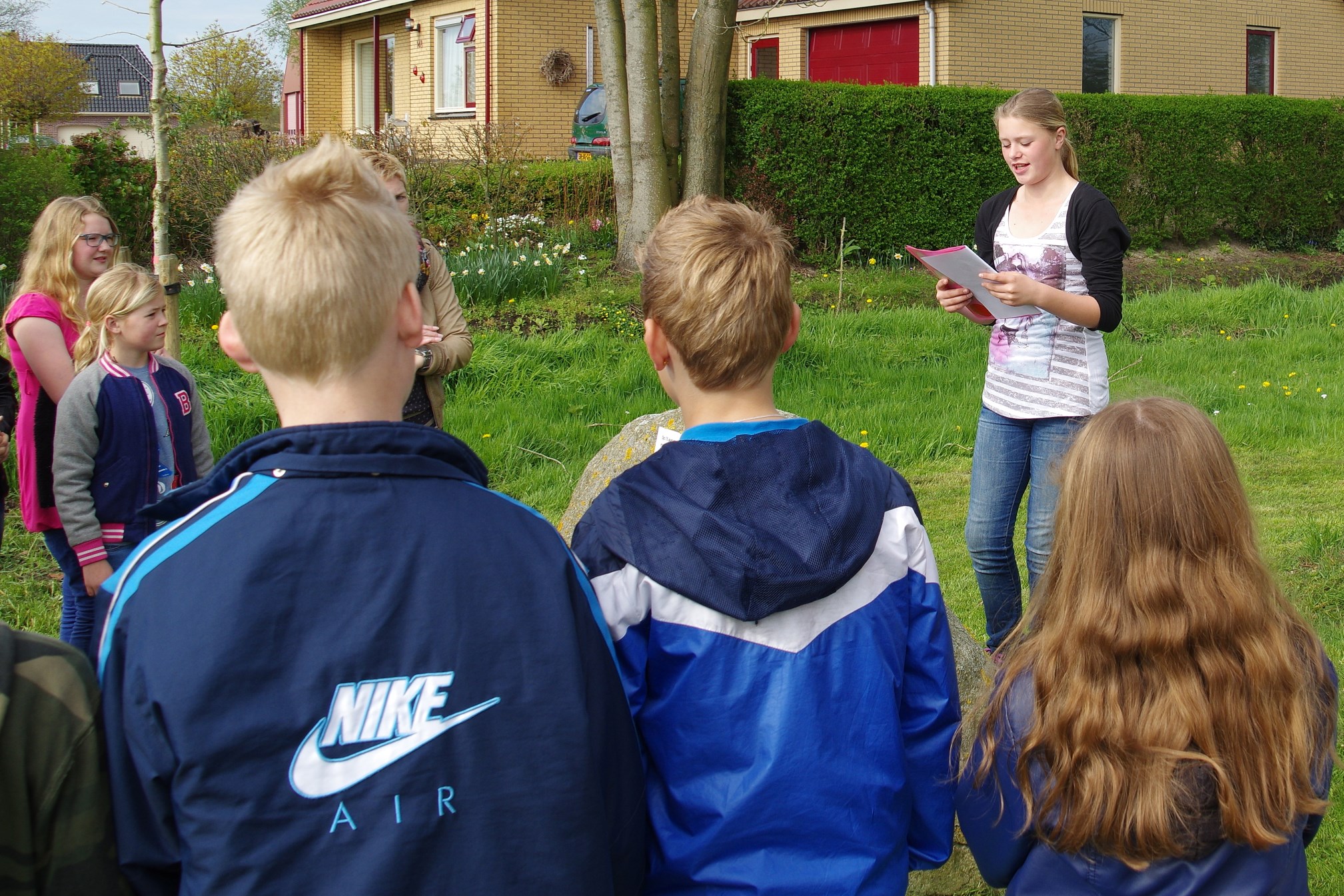 Jeugd herdenkt oorlogsslachtoffers.