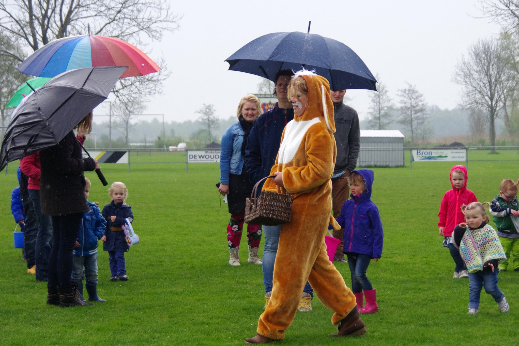 Kinderen zoeken paaseieren