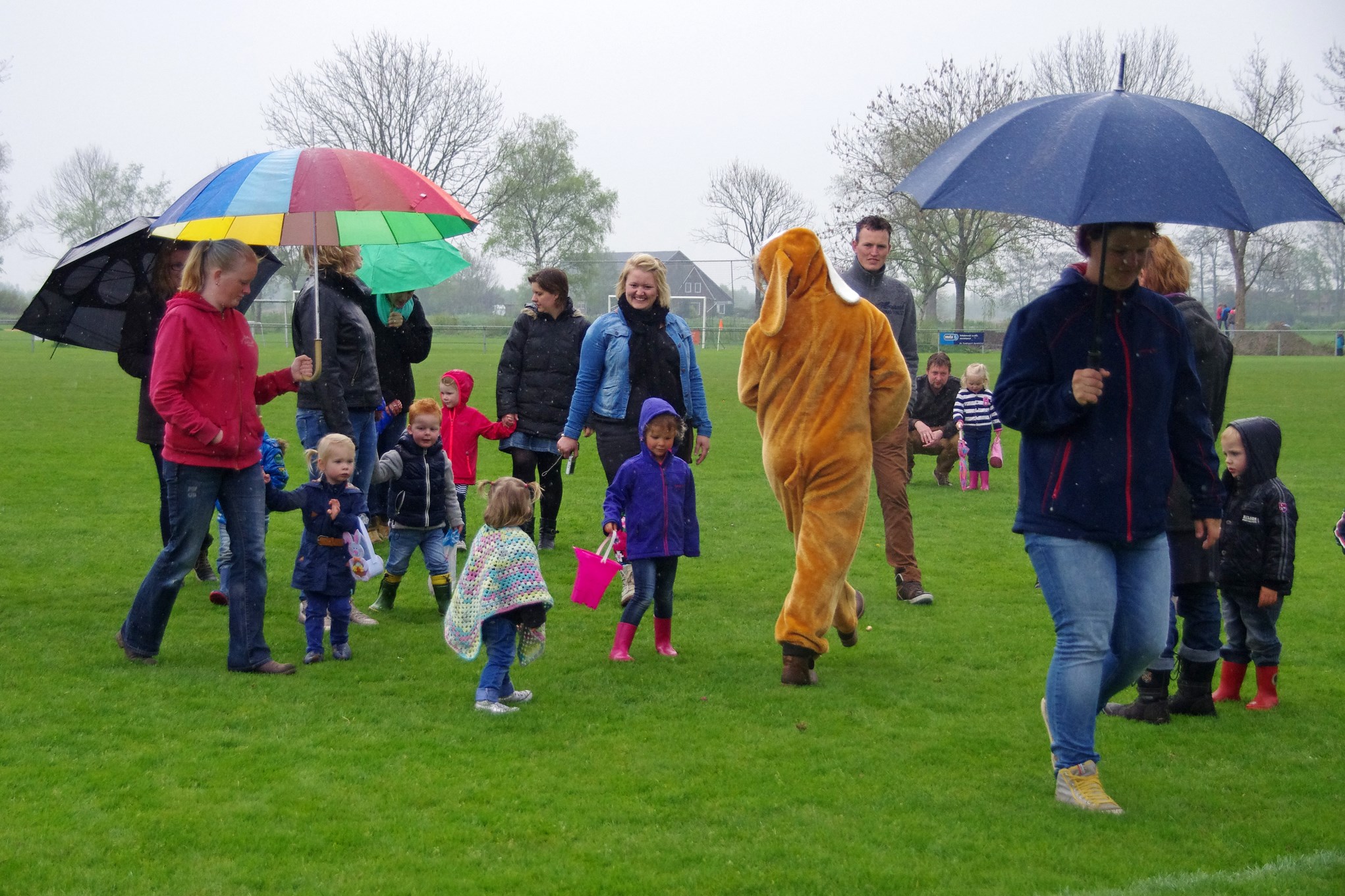 Kinderen zoeken paaseieren