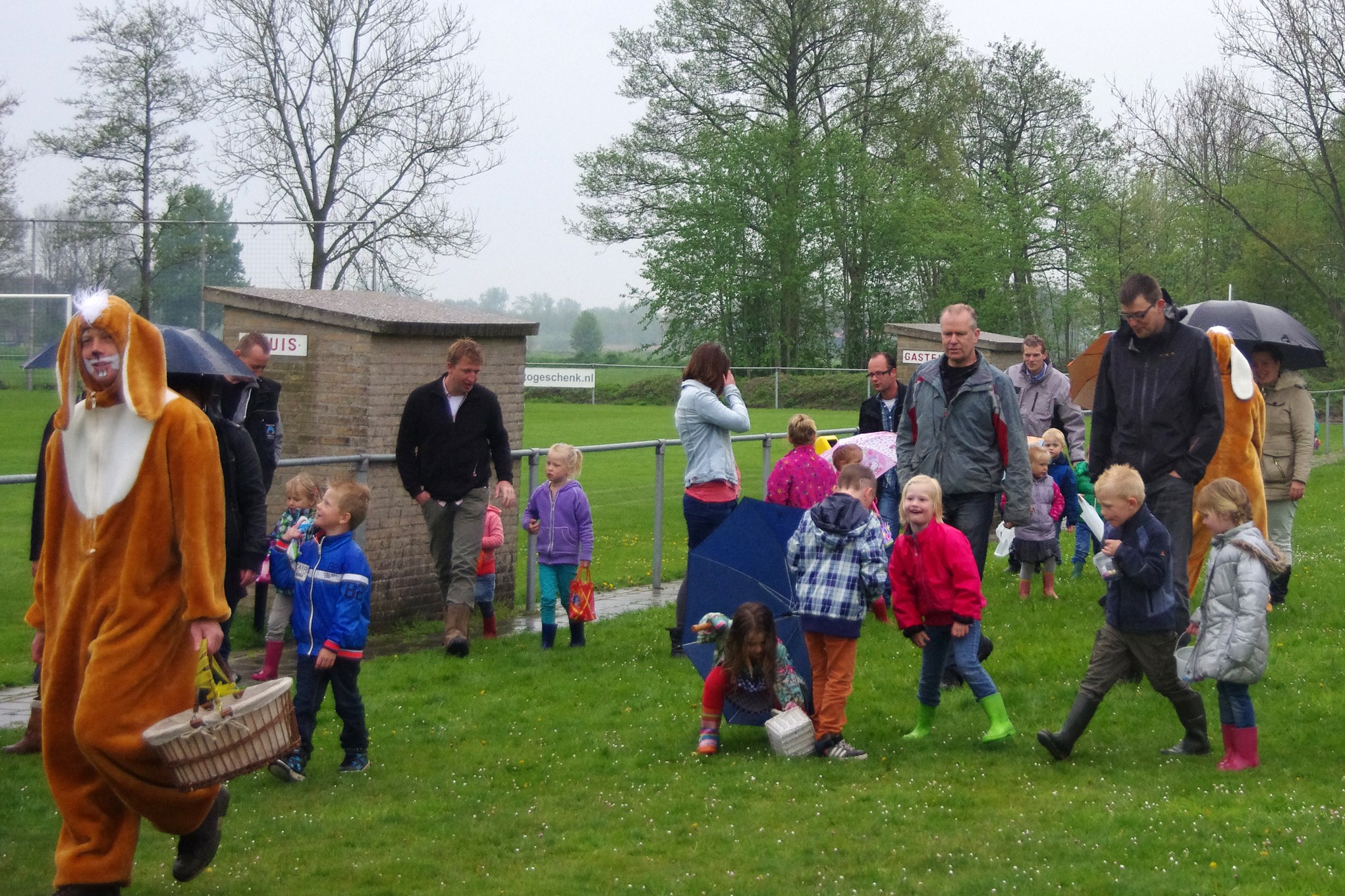 Kinderen zoeken paaseieren