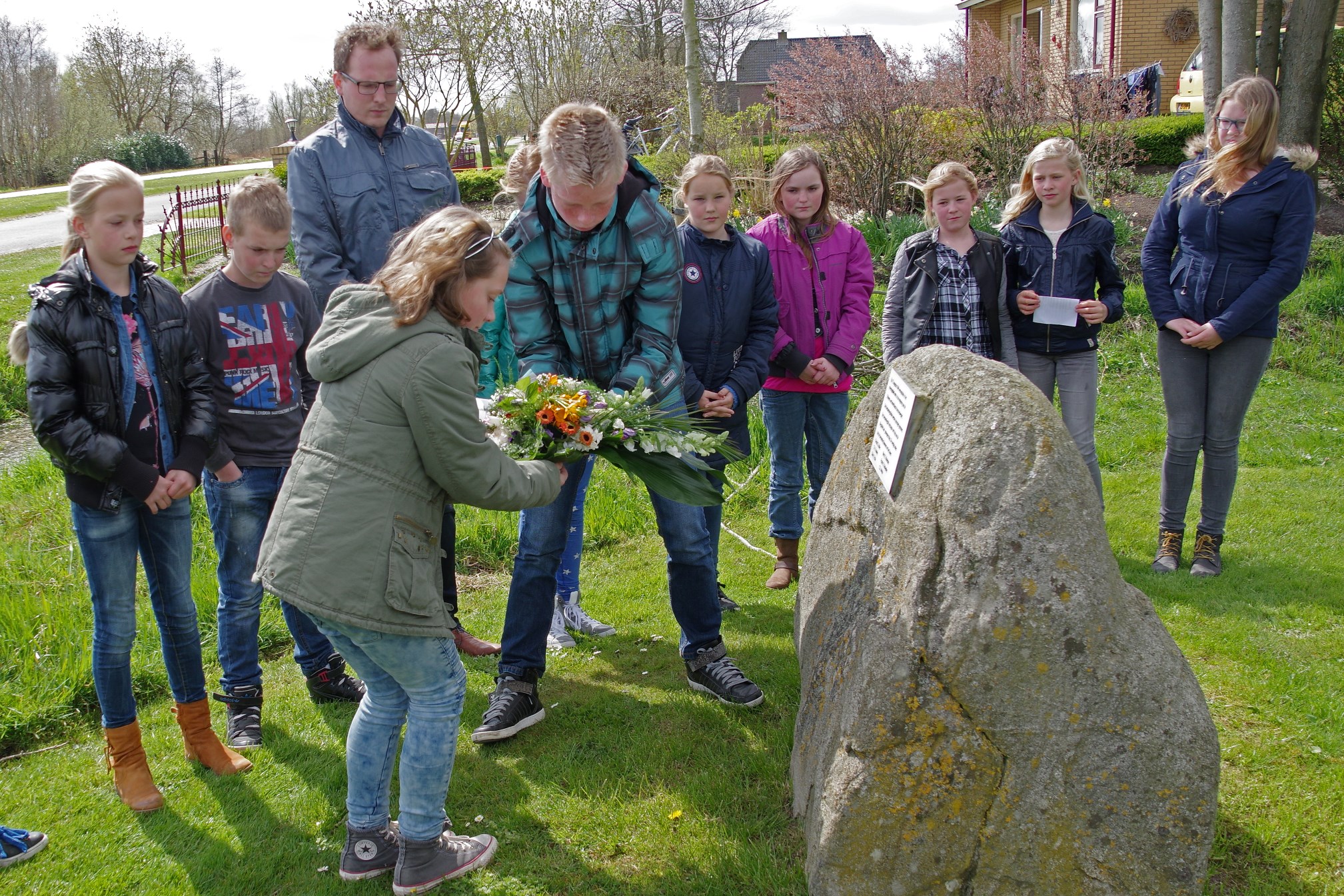 Aventurijn herdenkt bij monument Nijetrijne