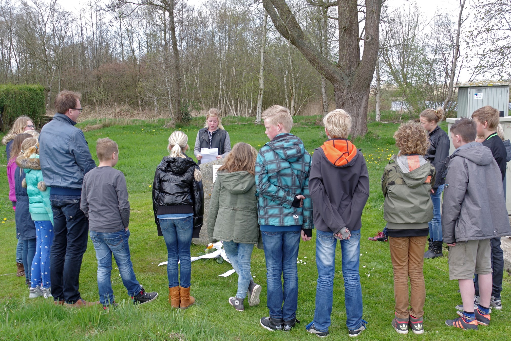 Aventurijn herdenkt bij monument Nijetrijne