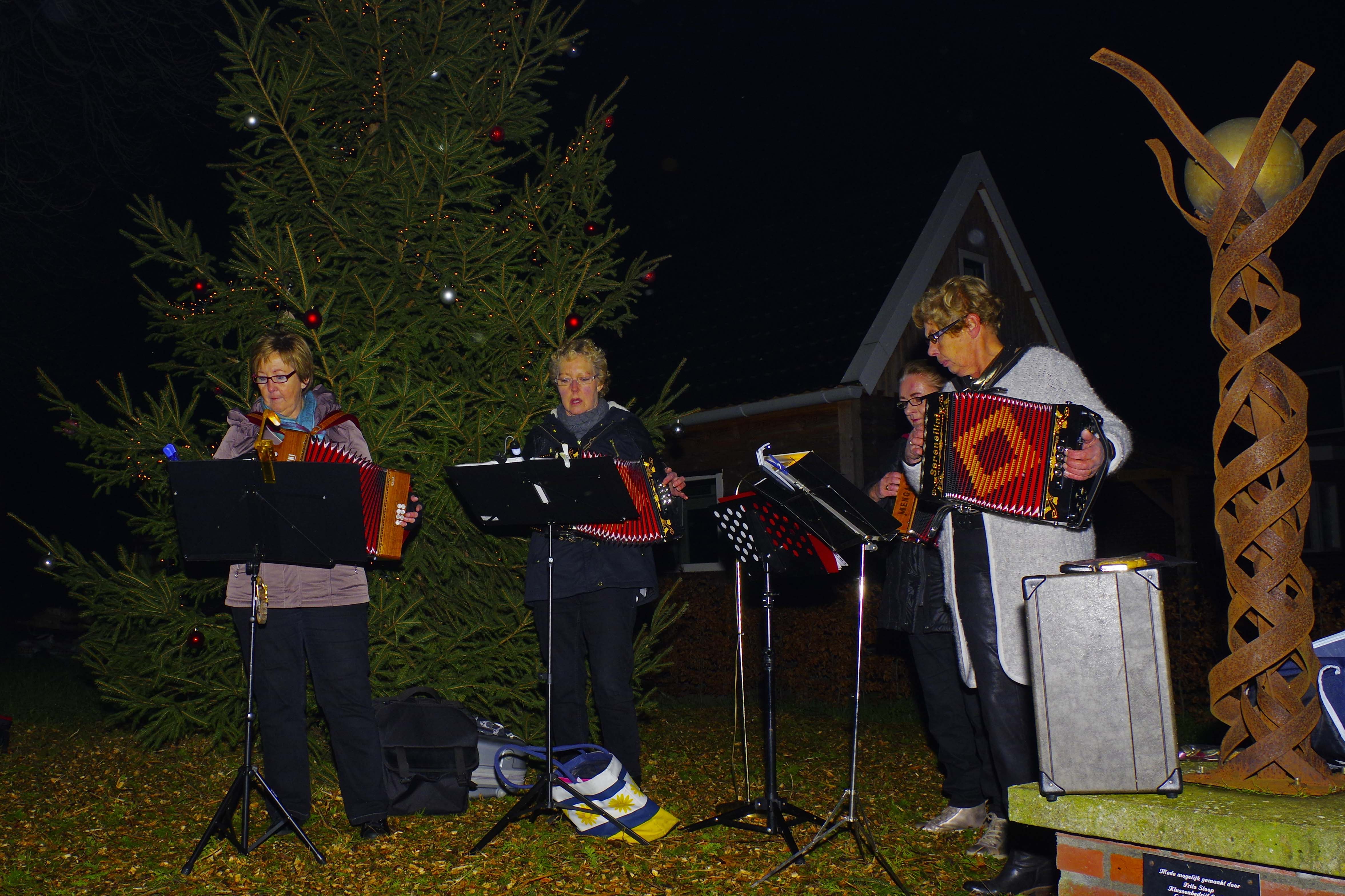 Kerstboom op Langelille ontstoken