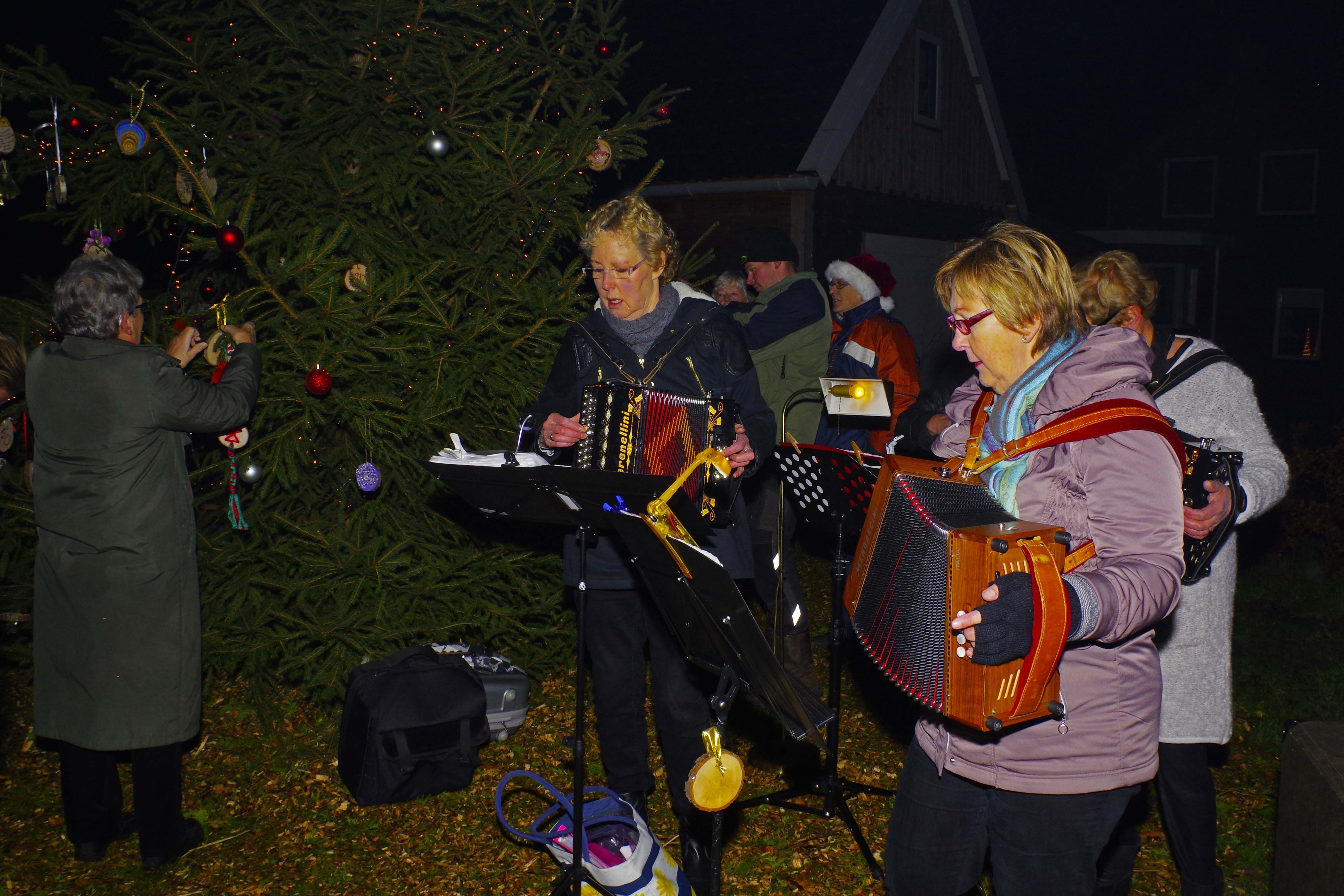 Kerstboom op Langelille ontstoken