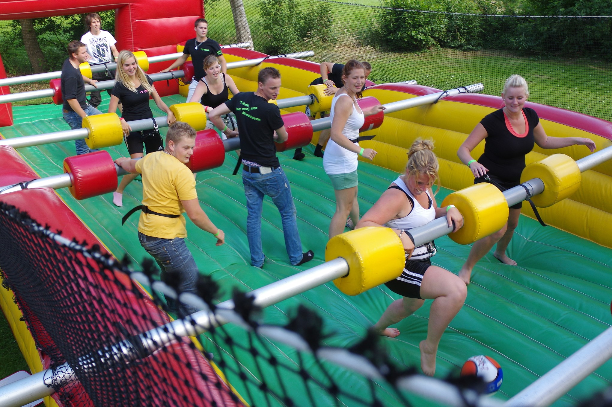 Jeugdhonk levend tafelvoetbal