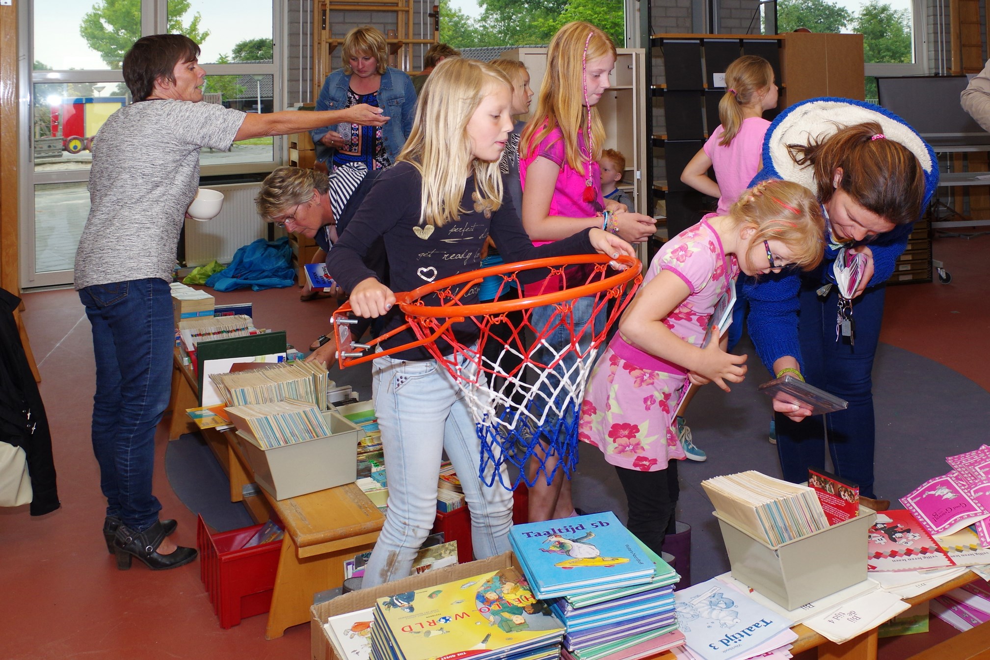 Rommelmarkt van schoolspullen