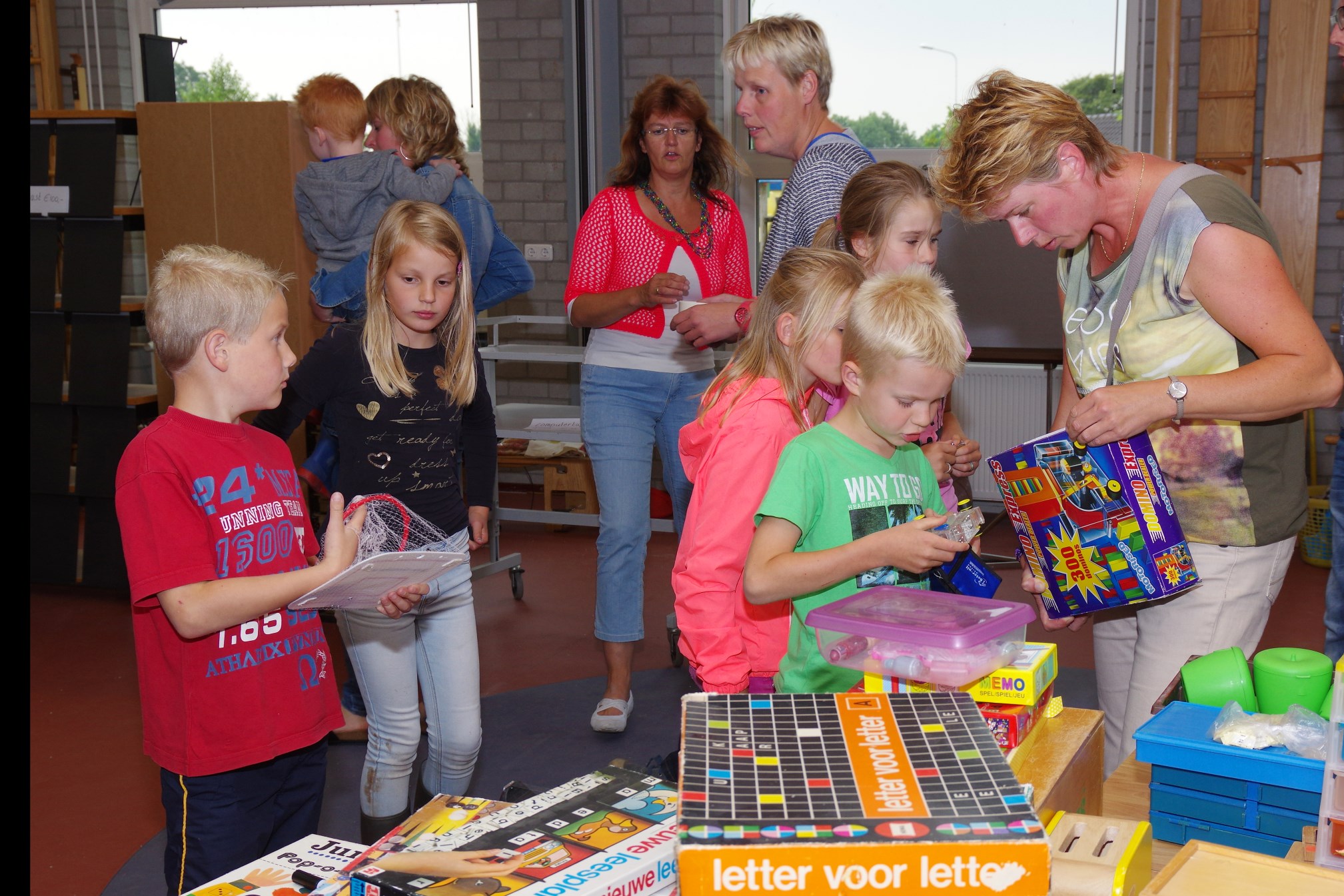 Rommelmarkt van schoolspullen